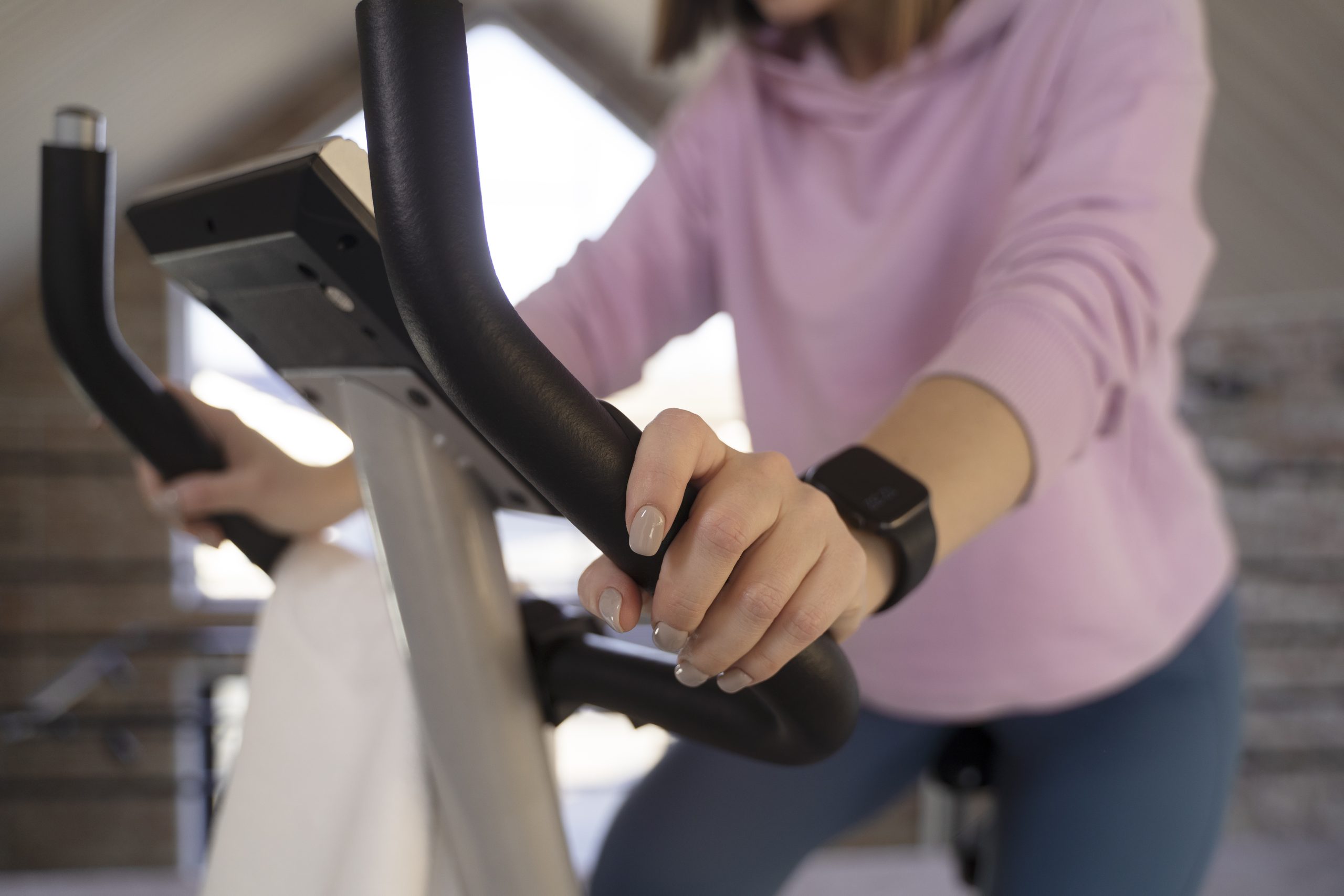 young-adult-exercising-home Test da sforzo - Cicloergometro